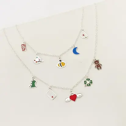 GARGANTILHA COM 5 CHARMS